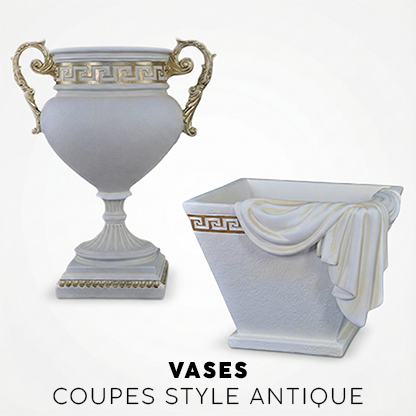 Paire de vases décoratifs style antique : une urne blanche avec anses dorées et un pot carré avec drapé sculpté. Texte : VASES COUPES STYLE ANTIQUE